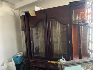 Mueble de madera con vitrina