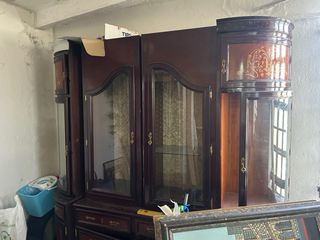 Mueble de madera con vitrina