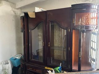 Mueble de madera con vitrina