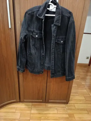 Chaqueta vaquera negra Bershka