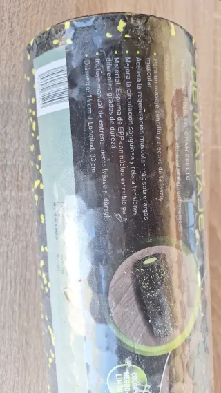 Rodillo de masaje negro con puntos amarillos