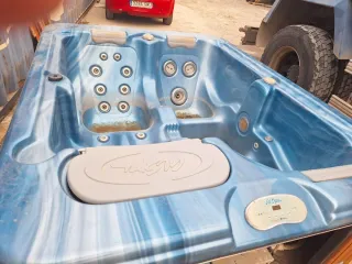 Jacuzzi azul en perfecto estado