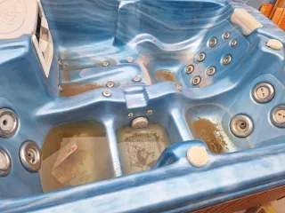 Jacuzzi azul en perfecto estado