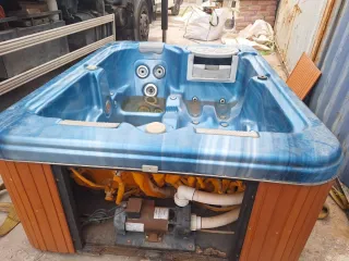 Jacuzzi azul en perfecto estado