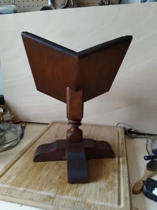 Soporte de madera para libros