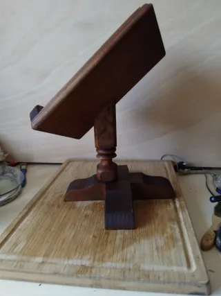 Soporte de madera para libros