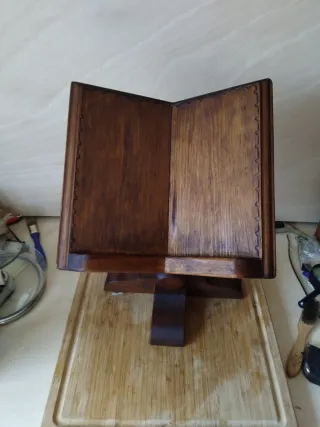 Soporte de madera para libros