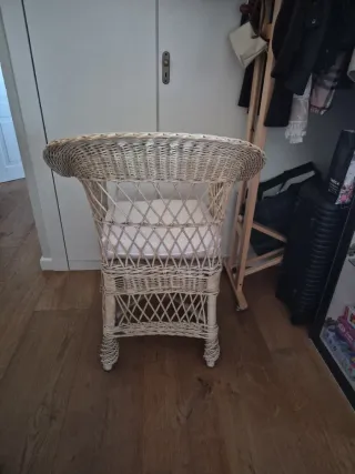 Sillón de mimbre con cojín