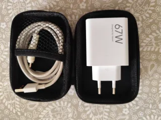 Estuche goma dura con bolsillo y cremallera