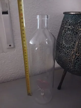 Botella de cristal con corazón rosa