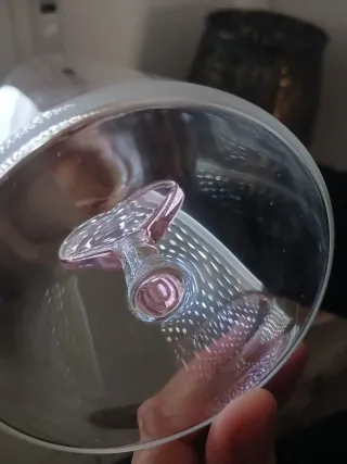 Botella de cristal con corazón rosa