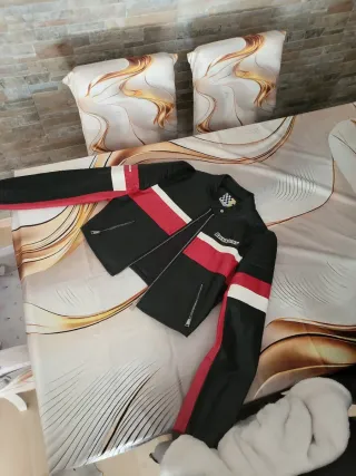 Cazadora motera negra con franjas rojas