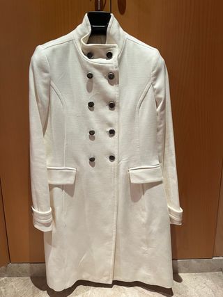 Abrigo blanco estilo militar con botones cruzados