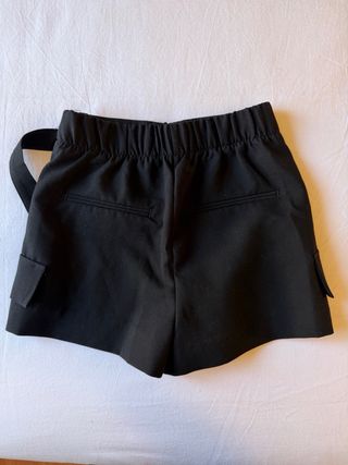 Falda pantalón negra con detalle
