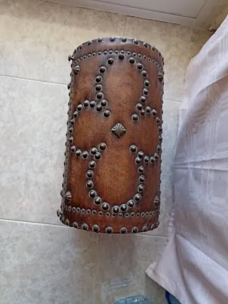 Baúl antiguo tres cajones, cuero y tachuelas