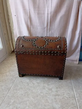 Baúl antiguo tres cajones, cuero y tachuelas