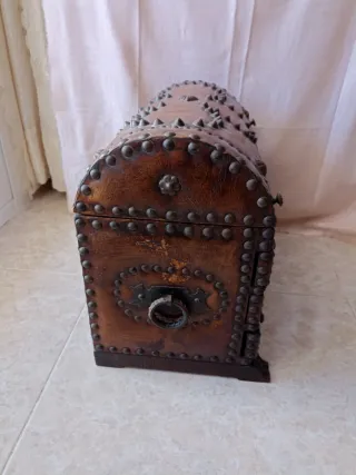 Baúl antiguo tres cajones, cuero y tachuelas