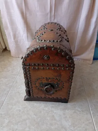Baúl antiguo tres cajones, cuero y tachuelas