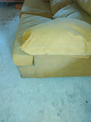 Sofá de tela marrón y amarillo