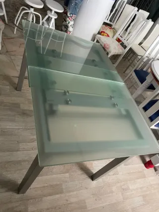 Tavolo da pranzo in vetro e metallo