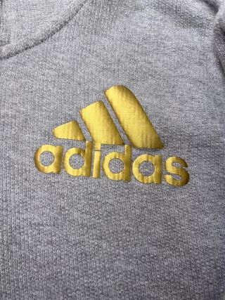 Sudadera Adidas Gris con Logo Dorado