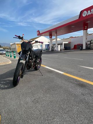 Moto Supermotard Negra y Morada