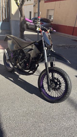 Moto Supermotard Negra y Morada