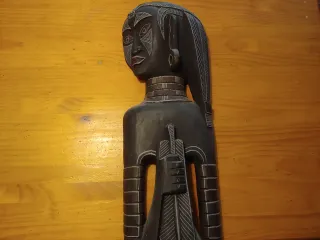 Figura africana tallalda en fusta de 100cm