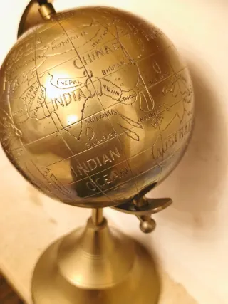 Globo terráqueo bronce vintage de los años 80