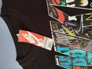 Camiseta Negra con Logo Multicolor