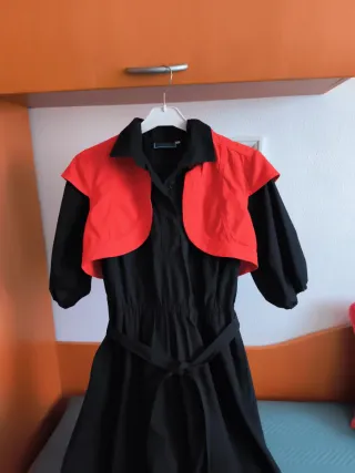 Vestido negro con bolerito rojo