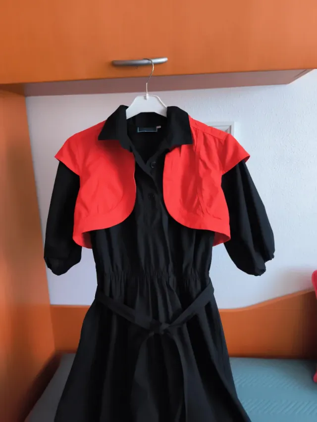 Vestido negro con bolerito rojo
