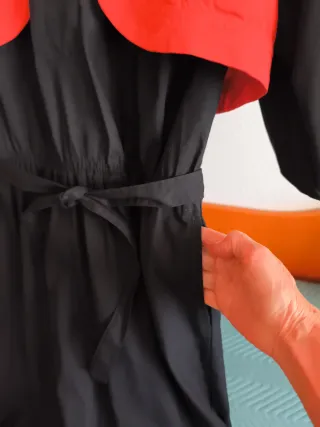 Vestido negro con bolerito rojo