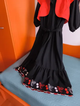 Vestido negro con bolerito rojo