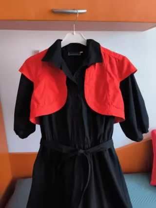 Vestido negro con bolerito rojo