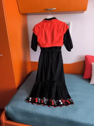 Vestido negro con bolerito rojo