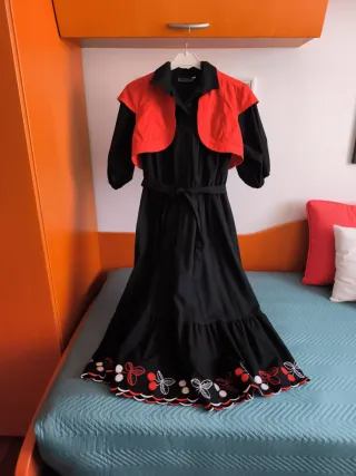 Vestido negro con bolerito rojo