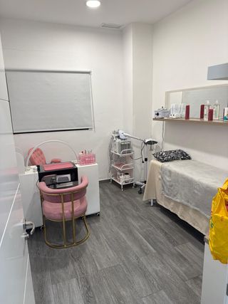 OFICIAL DE PELUQUERÍA Y ESTÉTICA