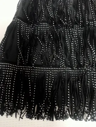 Falda negra con flecos y tachuelas Talla M