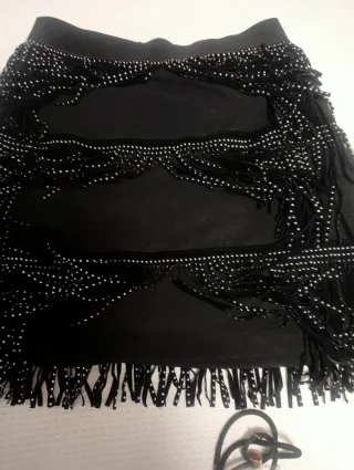 Falda negra con flecos y tachuelas Talla M