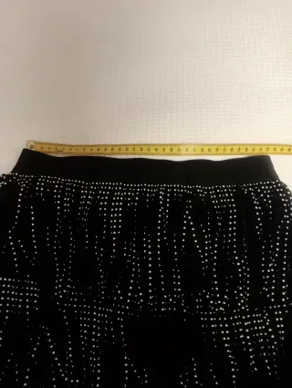 Falda negra con flecos y tachuelas Talla M