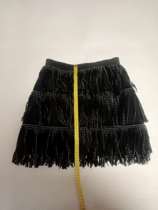Falda negra con flecos y tachuelas Talla M