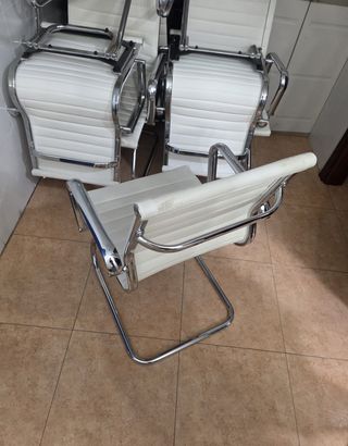 Pack 6 Sillas Eames Cuero Blanco por 100€