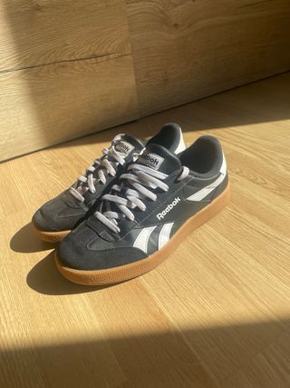 Zapatillas Reebok Negras y Blancas deportivas