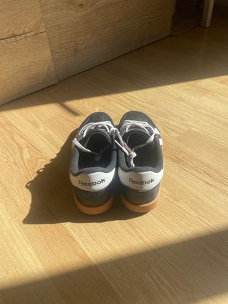 Zapatillas Reebok Negras y Blancas deportivas
