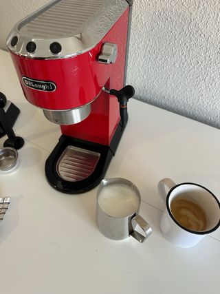 Cafetera DeLonghi Dedica Roja