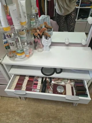 Tocador con espejo y luces