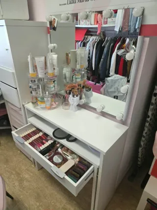 Tocador con espejo y luces