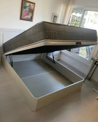 Divano a ribalta in legno con materassi in memory foam