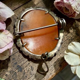 Antico cammeo conchiglia, argento e marcasiti